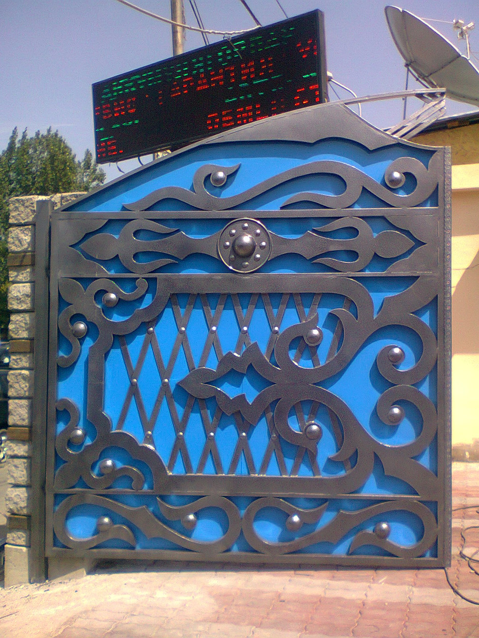 Распашные иеталлические ворота с калиткой - фото 2 - id-p2238845