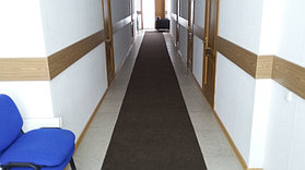 Лестница и коридор в детском центре "UniqKids" 6