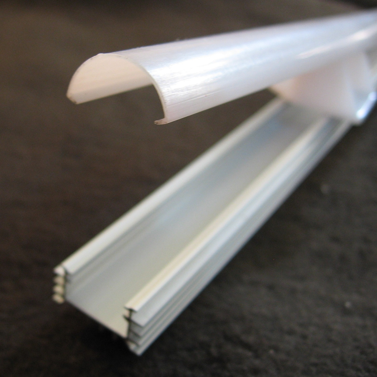Светодидный профиль алюминиевый П-типа с матовым рассеивателем 18,2 х 9,6 мм