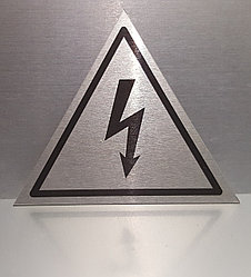 Треугольный металлический шильдик - высокое напряжение