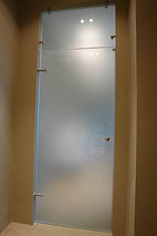 Дверь стеклянная с фрамугой.
