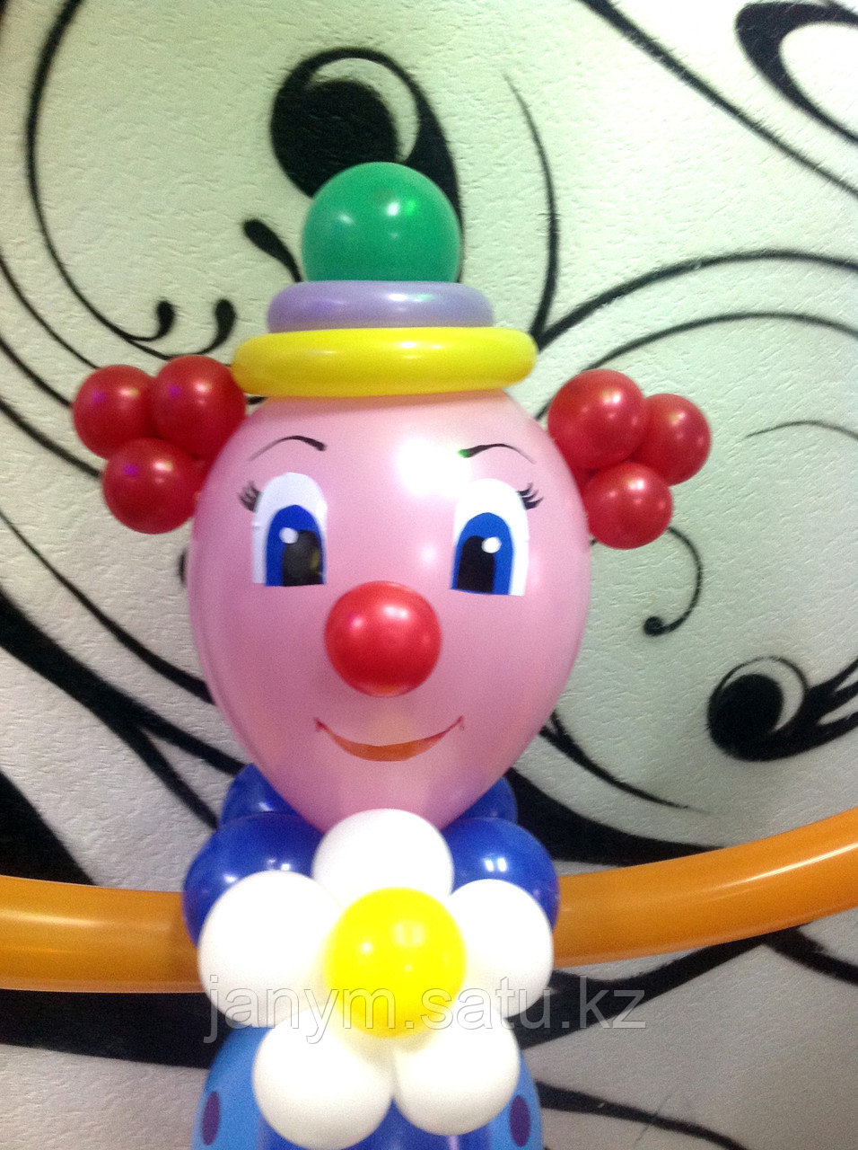 Клоун с гелиевыми шарами