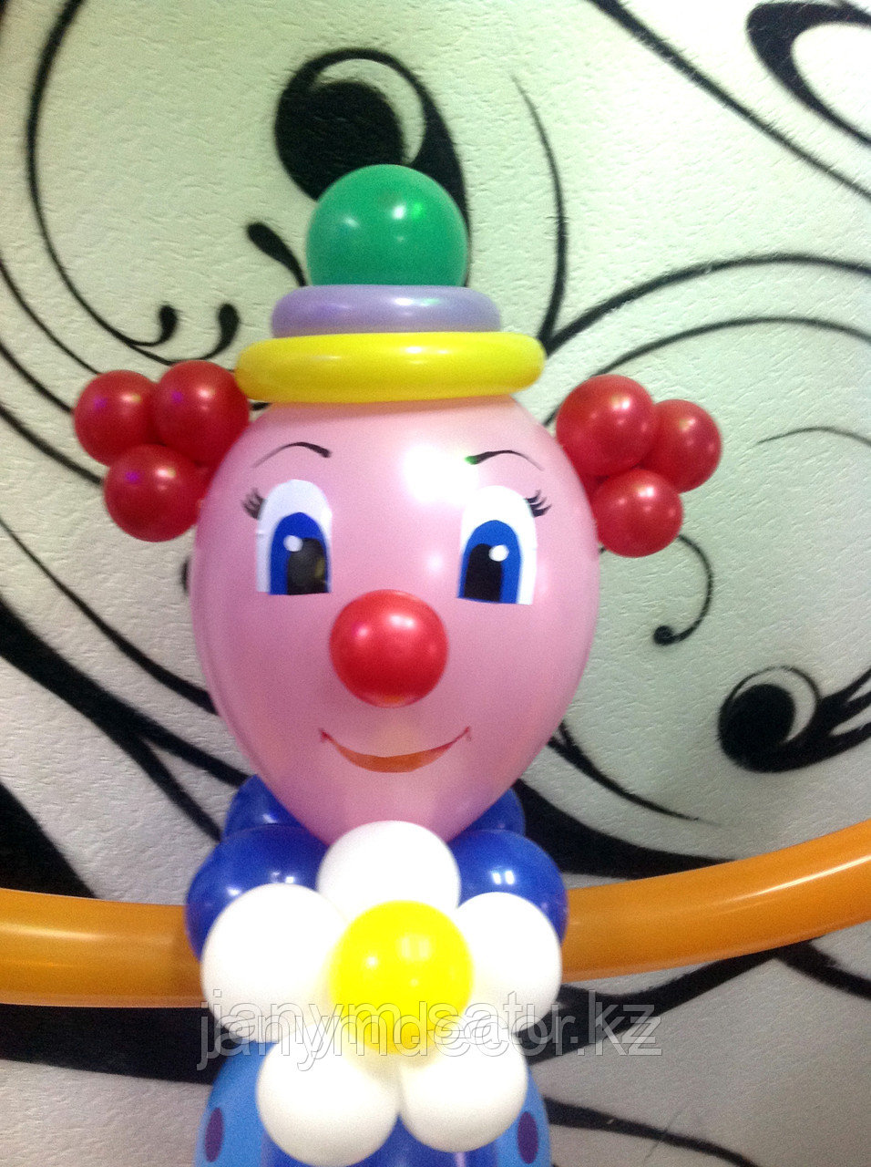 Клоун из шаров + гелиевые шарики