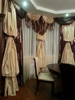 Шторы для Гостинной, Классические шторы с ламбрекеном из качель с добавлением декора "Рукав Эпископа"