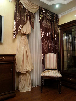 Шторы для Гостинной, Классические шторы с ламбрекеном из качель с добавлением декора "Рукав Эпископа"