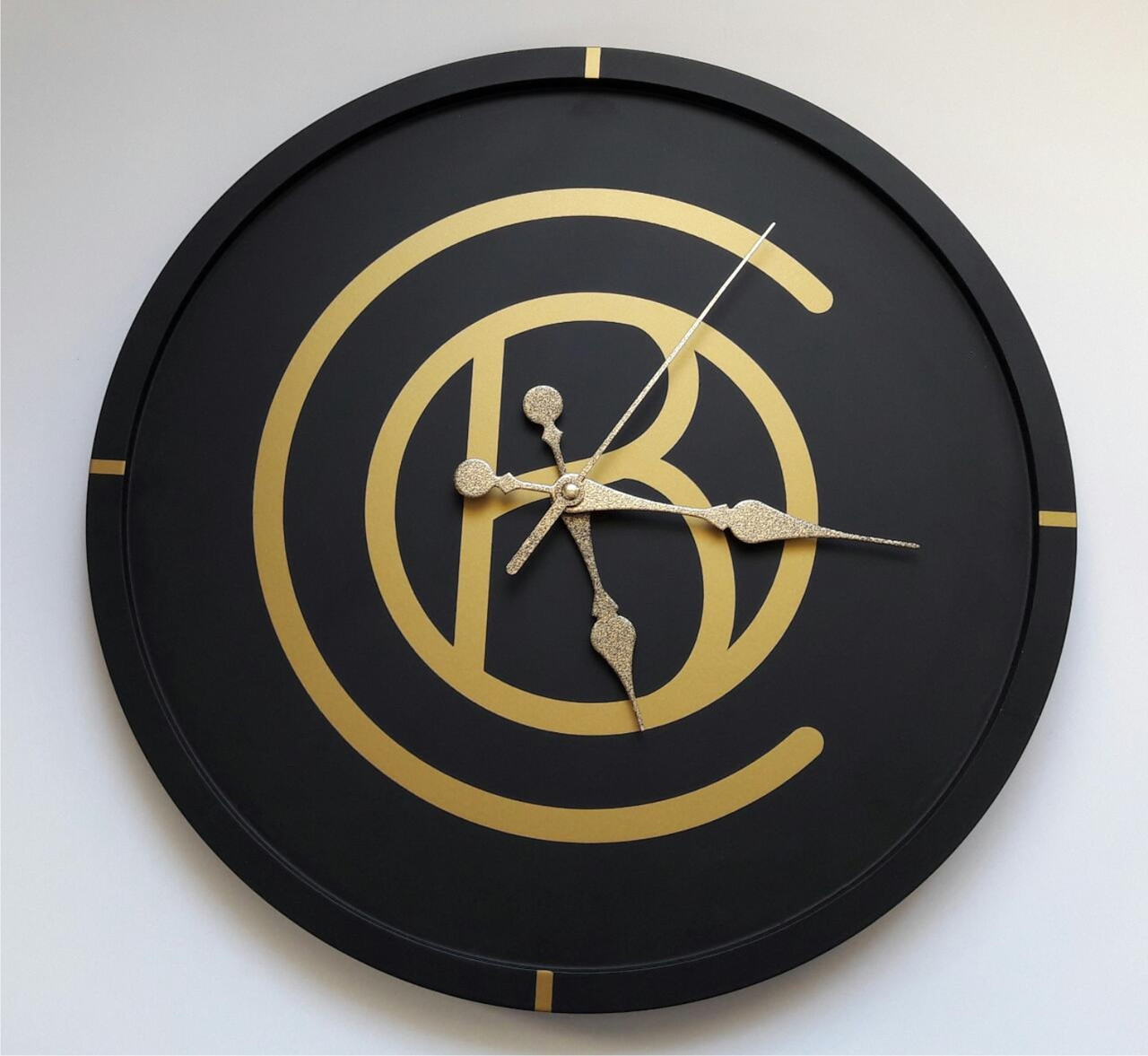 Часы с логотипом компании