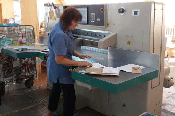 Светлана – оператор одной из бумагорезальных машин DAEHO i-1160 в ГОУПП «Гродненской типография»