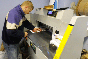Гидравлическая бумагорезальная машина BW-R670V2 на типографии в г. Брест 1