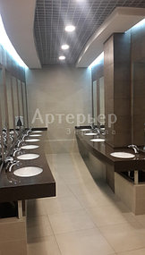 Установка зеркал в санитарные узлы в объекте Ледовая арена на 12 000 зрительских мест в Алатауском районе "Almaty Arena" 4