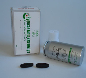 Бір қыз бөтелкеден сусын шығарып жатыр