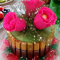 Конфетный "торт" Подарок и украшение праздничного стола