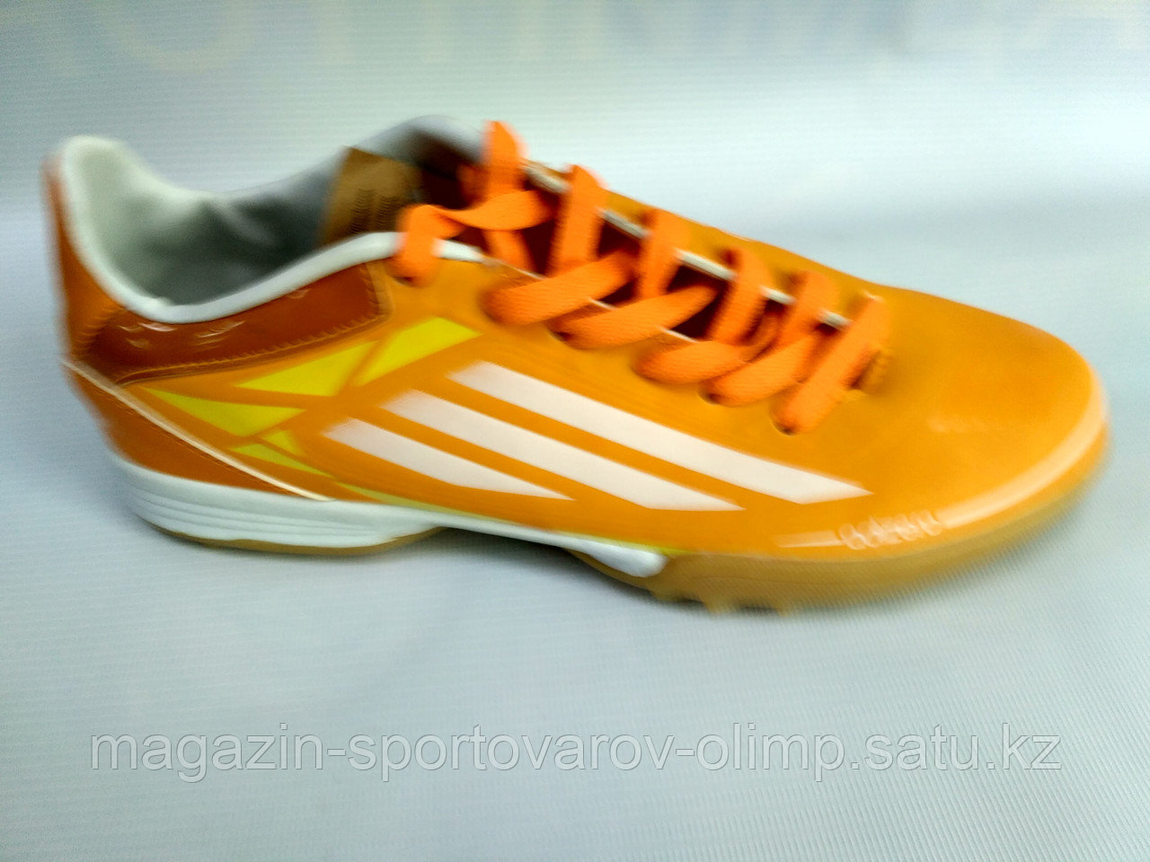 Обувь для футбола, шиповки, сороконожки  Adidas R57