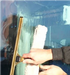 Мытье окон витрин магазинов и бутиков