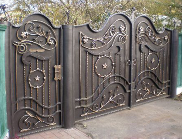 Ворота с металлопрофиля с элементами ковки - фото 1 - id-p43115530