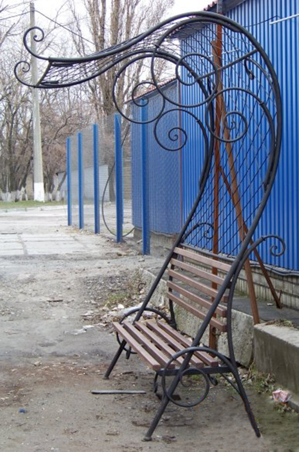 Кованые лавочки и столики на кладбище