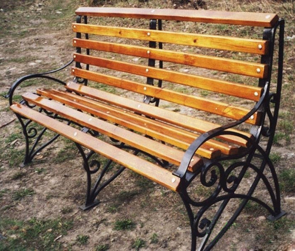 Скамейка на металлическом каркасе