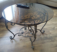 Кованый столик со стеклом