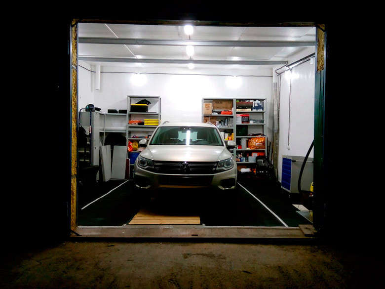 Оборудование гаража удобным рабочим местом и системами хранения 1