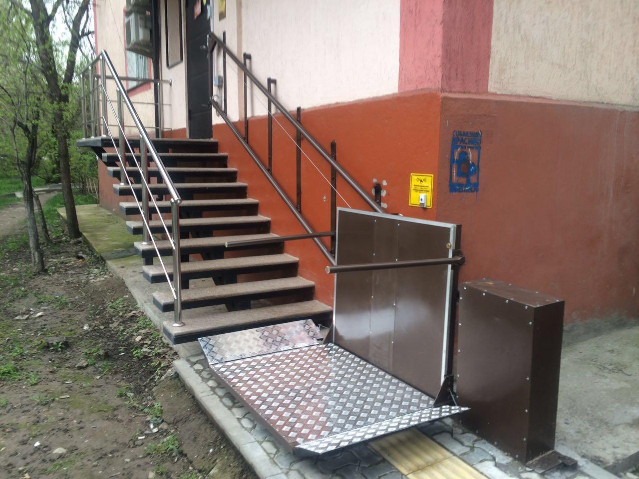 Наклонный лифт для инвалидов колясочников