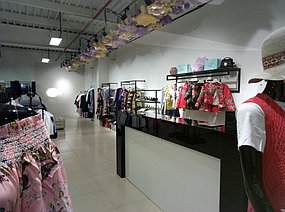 Торговое оборудование для магазина женской одежды   "Модный Базар" Атакент Алматы  4