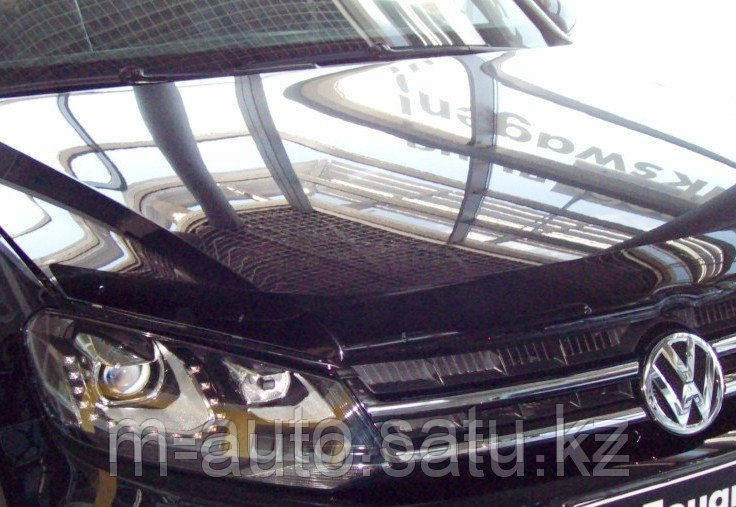 Мухобойка (дефлектор капота) на Volkswagen Touareg /Фольксваген Туарег 2010-