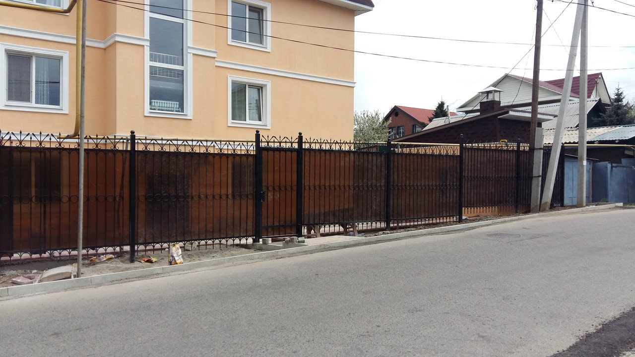 Забор кованный с поликарбонатом