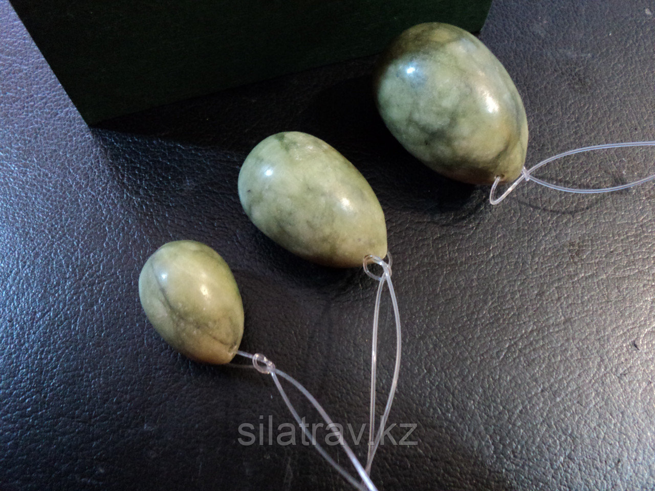 Қою жасыл жұмыртқалар. Диаметрі - 3 см; 2,5 см; 2 см, фото 1