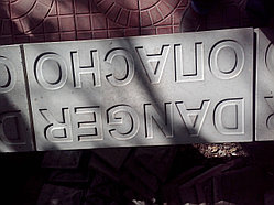 Плитка с надписью "ОПАСНО" и "DANGER"