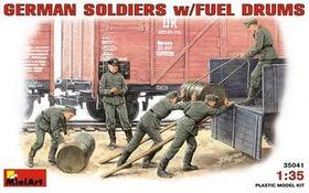 Сборная модель German Soldiers with fuel drums 1\35