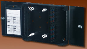 Siemon SWIC3G-AA-01 Шкаф настенный оптический (24-96 волокон) с доп. секцией, замком (для 4 пластин серии