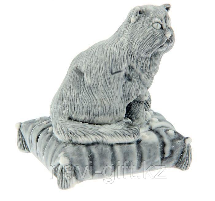 Сувенир "Кот на подушке с клубком", 6,5 см × 5,5 см × 6 см