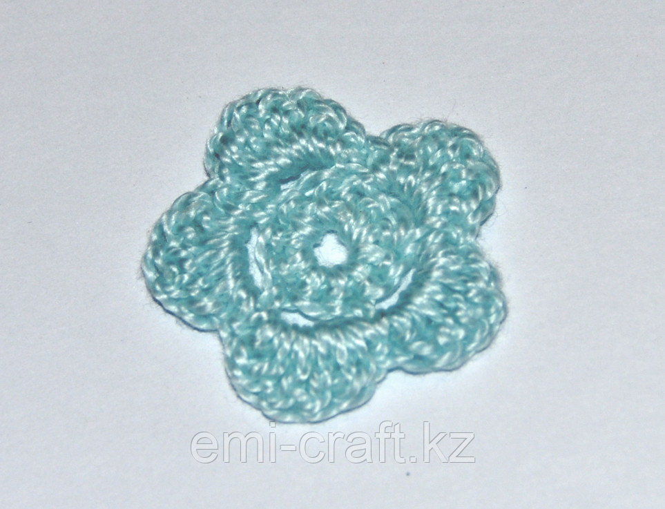 Цветок пятилепестковый вязаный (3 см.) - голубой