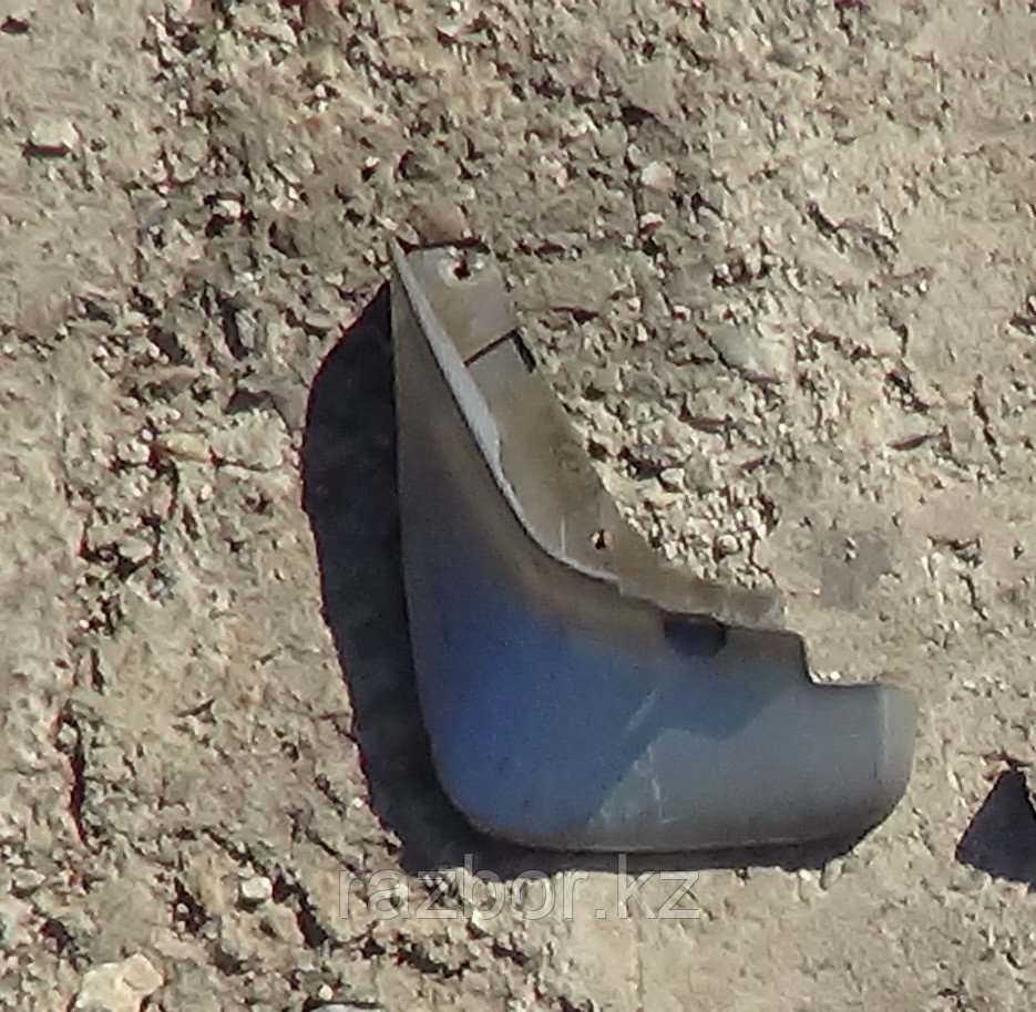 Брызговик передний левый Mazda Demio