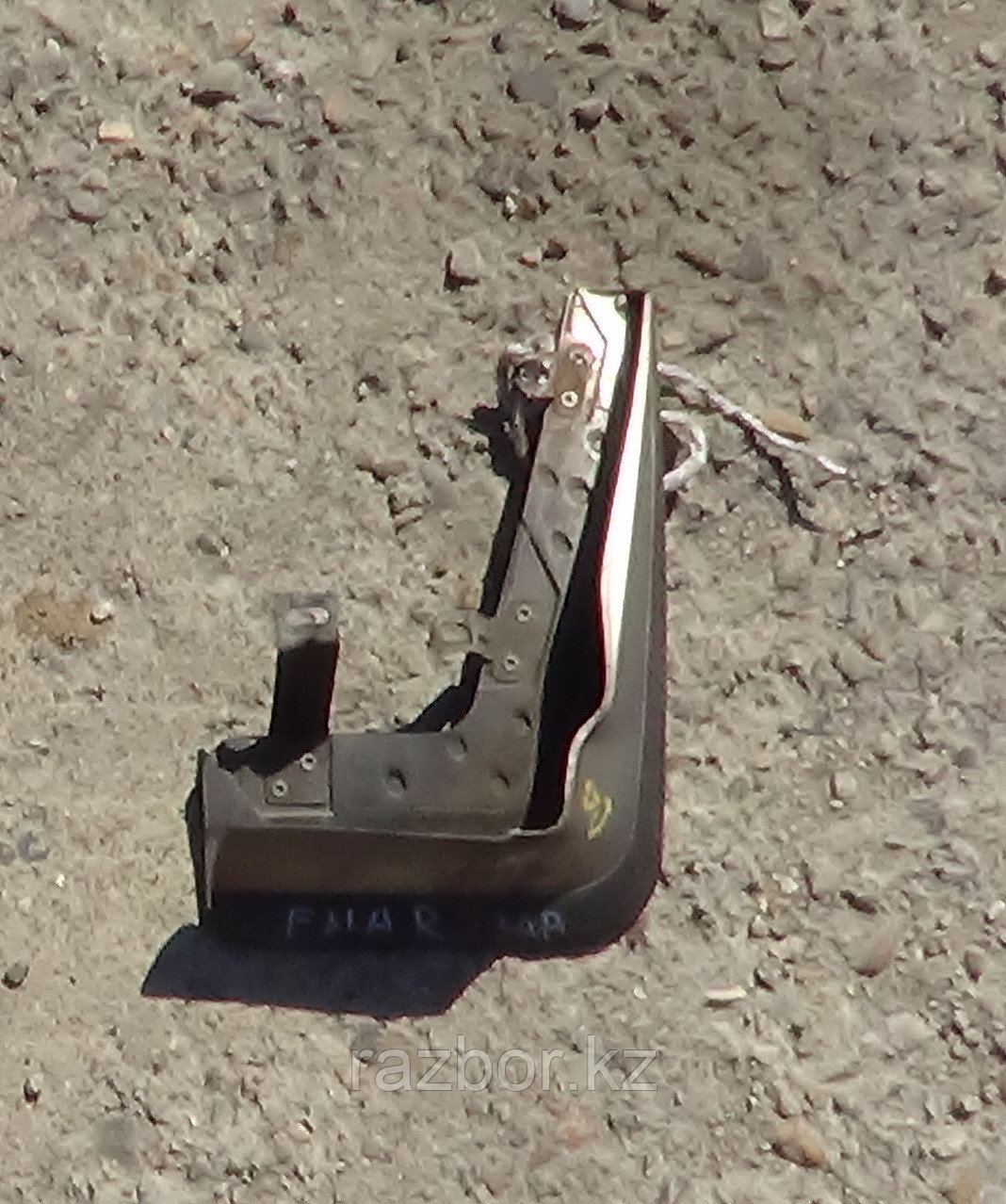 Брызговик задний правый Mitsubishi Diamante