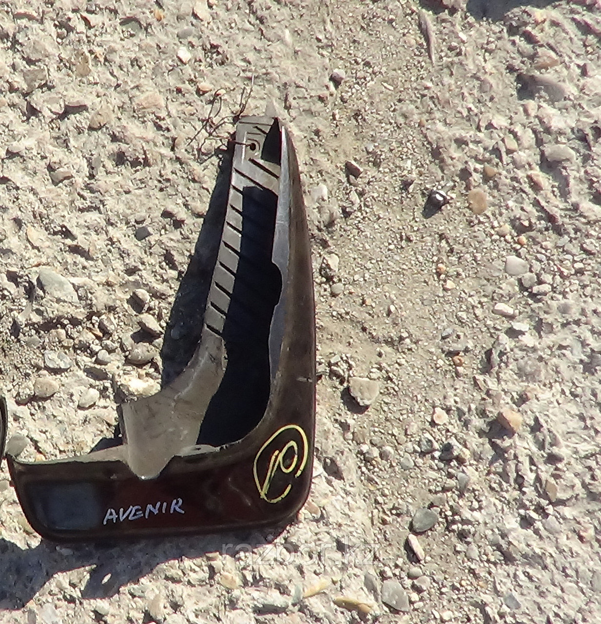 Брызговик передний правый Nissan Avenir