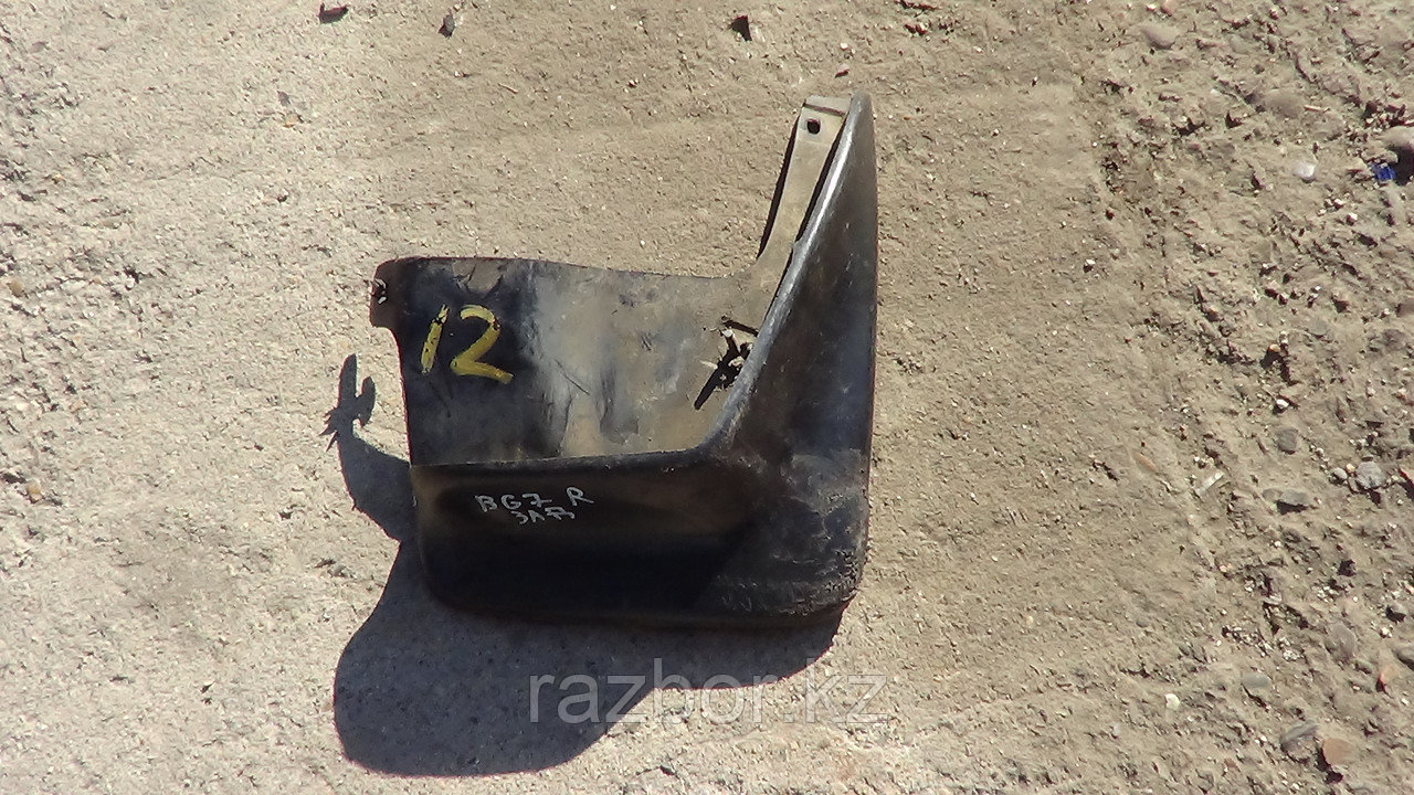 Брызговик задний правый Subaru Legacy BG7