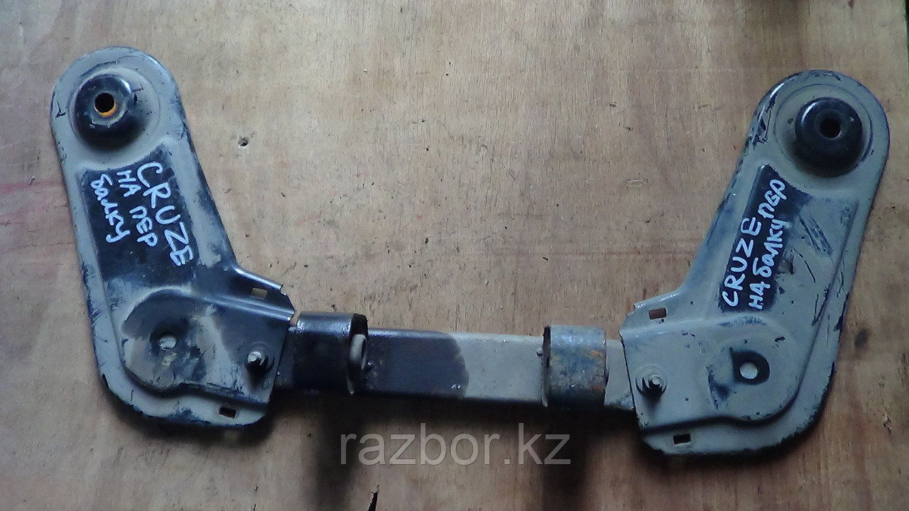 Крепление передней балки под двигатель Chevrolet Cruze