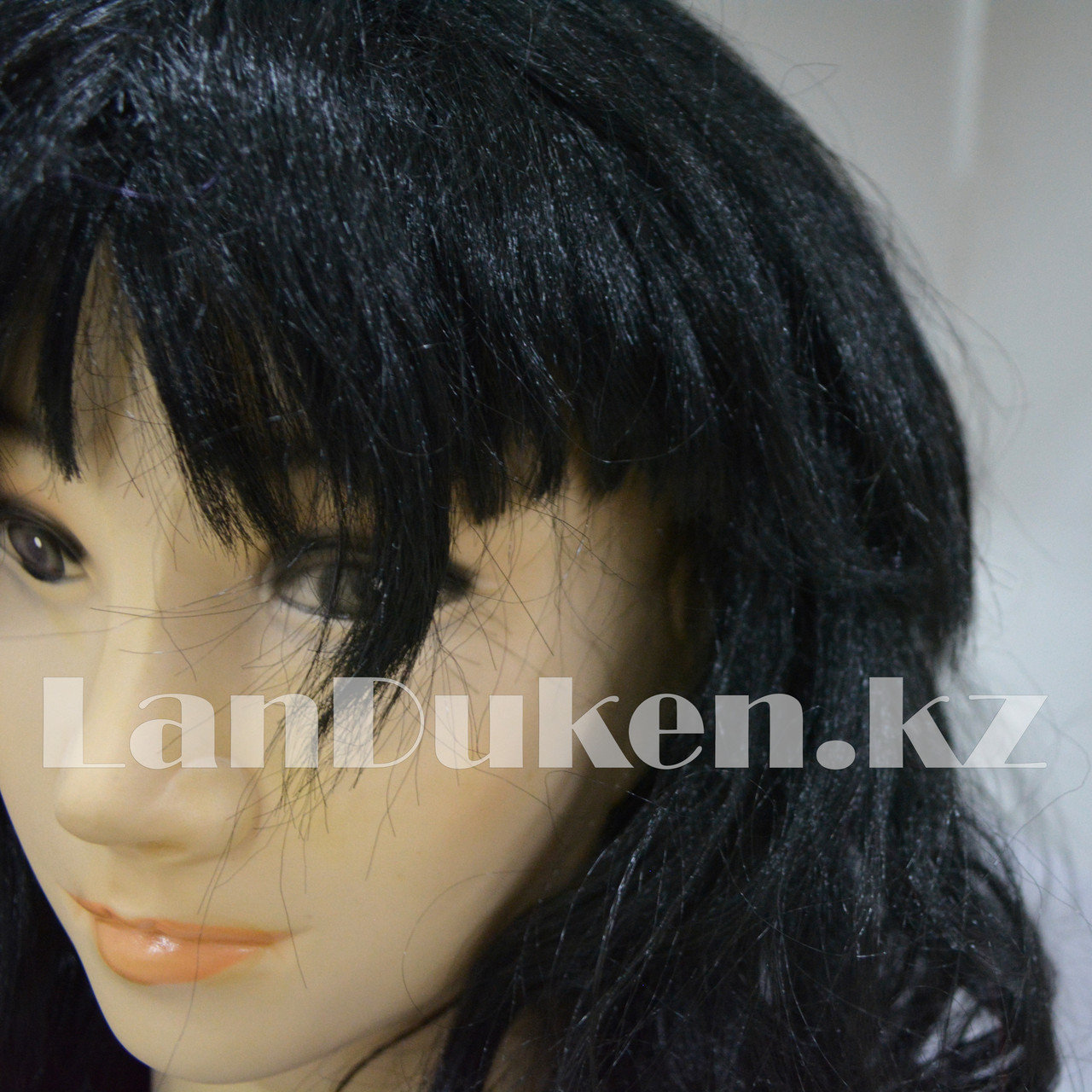 Черный карнавальный парик кудрявый с челкой для тематической вечеринки (55 см) - фото 3 - id-p36847475