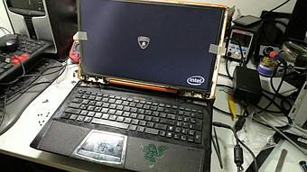 Замена матрицы на достаточно редком нынче ноутбуке Asus VX7 Lamborghini.  2