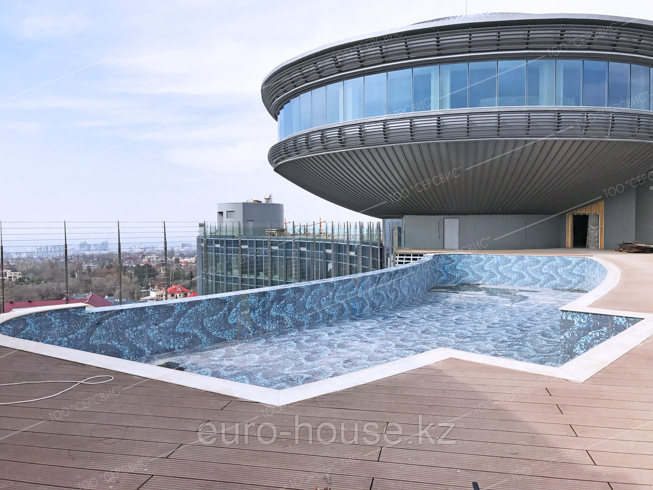 Строительство бассейна на крыше гостиницы "Kempinski Grand Asia"