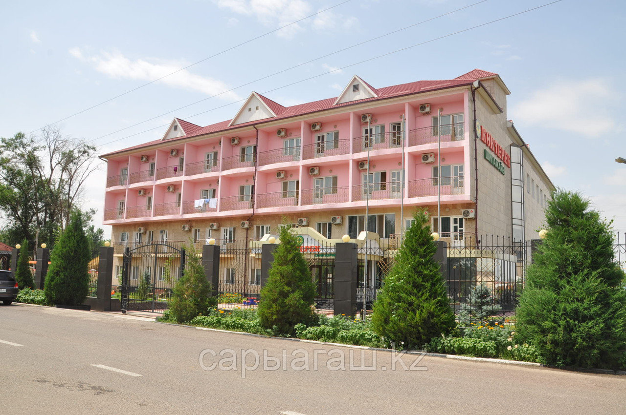 Күн шуақты Леоне бассейнде өзінің тәтті тегіс кискасын сипады Наталья Поклонская порно