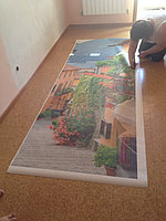 Мастер готовит полотна обоев к поклейке.