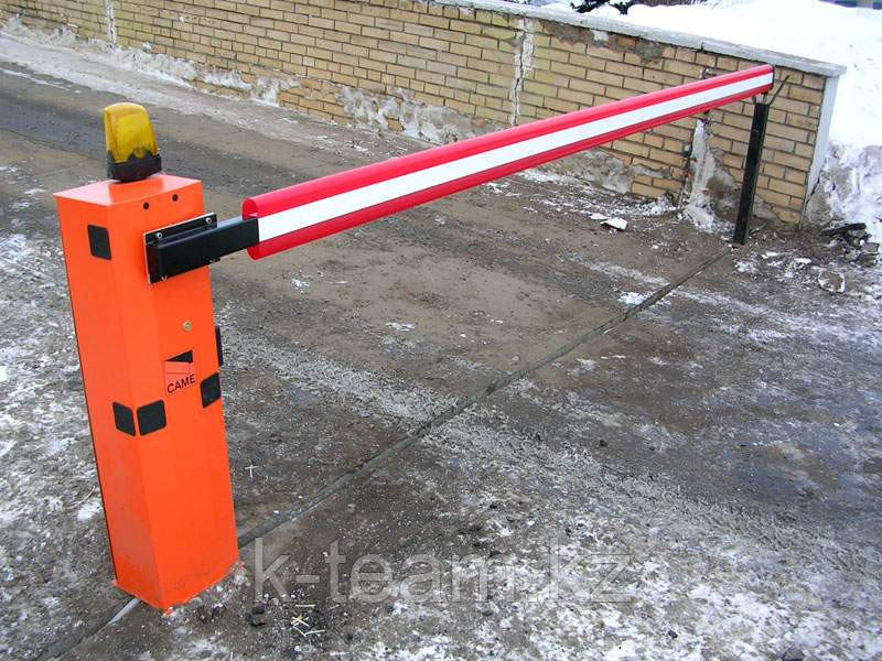 Шлагбаум для  блокировки вьезда