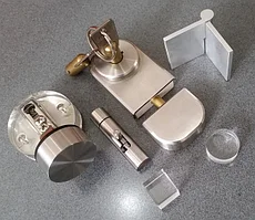 Фурнитура для стеклянных витрин и мебели