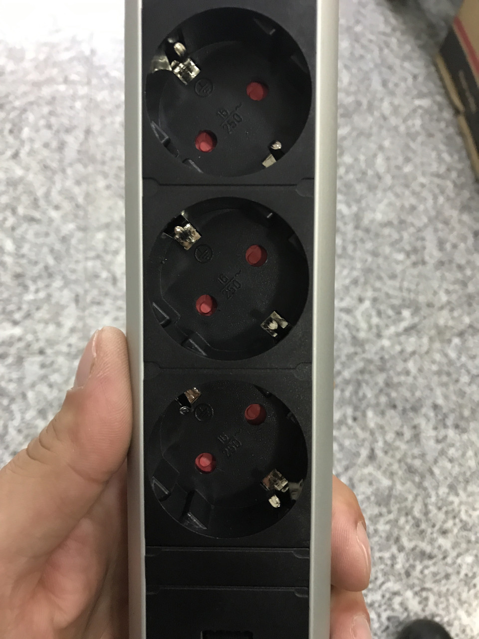 Выдвижные розетки в столешницу 3 розетки 2xUSB, черный, с проводом 1,5 метра GTV - фото 4 - id-p47523448