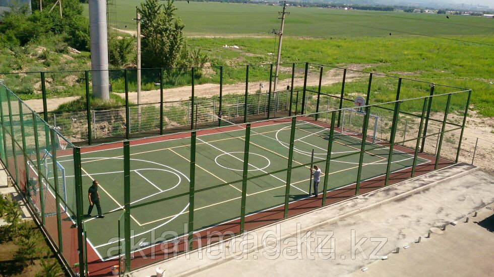 Ограждение для спортивных площадок из сетки рабица. Алматы. - фото 1