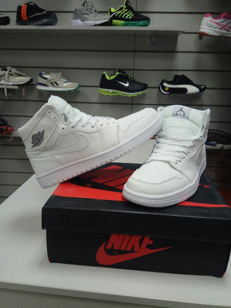 Баскетбольные кроссовки Nike Air Jordan 1 Retro белые
