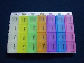 Көзі нашар көретіндерге арналған 28 ұяшыққа арналған таблетка салғыш