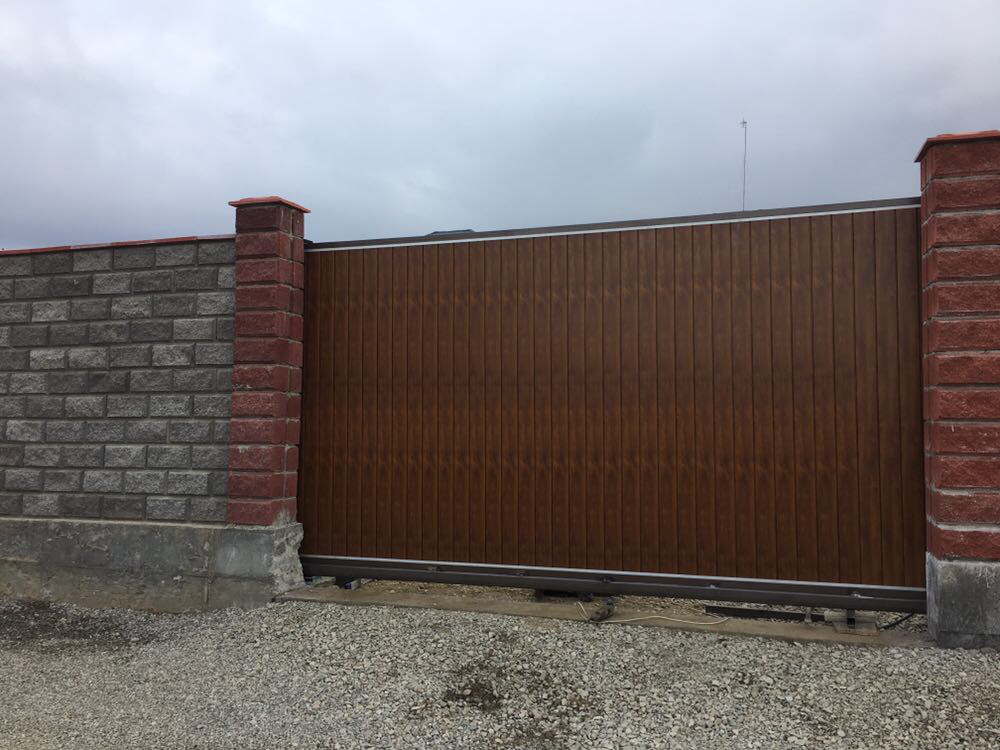 Консольные откатные ворота в исполнении Золотистого дуба