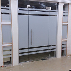 Цельностеклянная перегородка